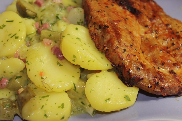 bramborový salát a maso